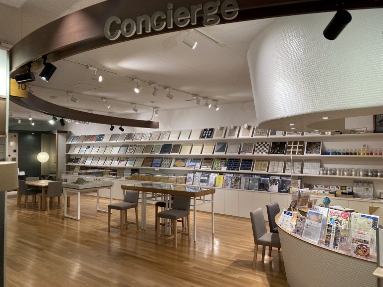 2階「展示室3」にあるコンシェルジュカウンター。タイルに関する質問をなんでも受け付けています。