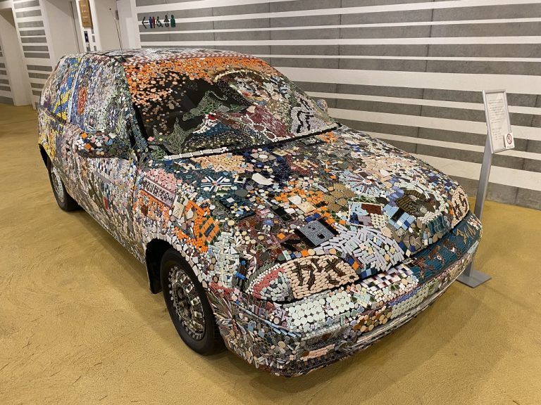 1階に展示されたモザイクタイルの車『タイル大好き号』。2008年の岐阜県現代陶芸美術館で開かれた特別展をきっかけに作られました。