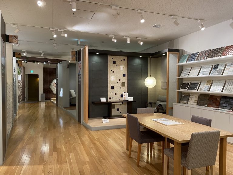 2階「展示室3」より。産業振興エリア「タイルのある生活」デザインブース