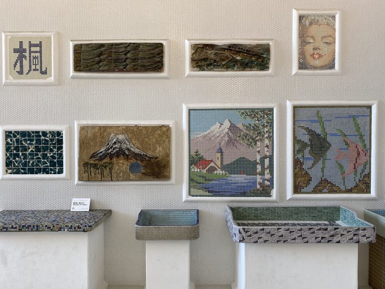 「モザイク浪漫館」と名付けられた倉庫兼展示場に保存されていたものが配置されている。