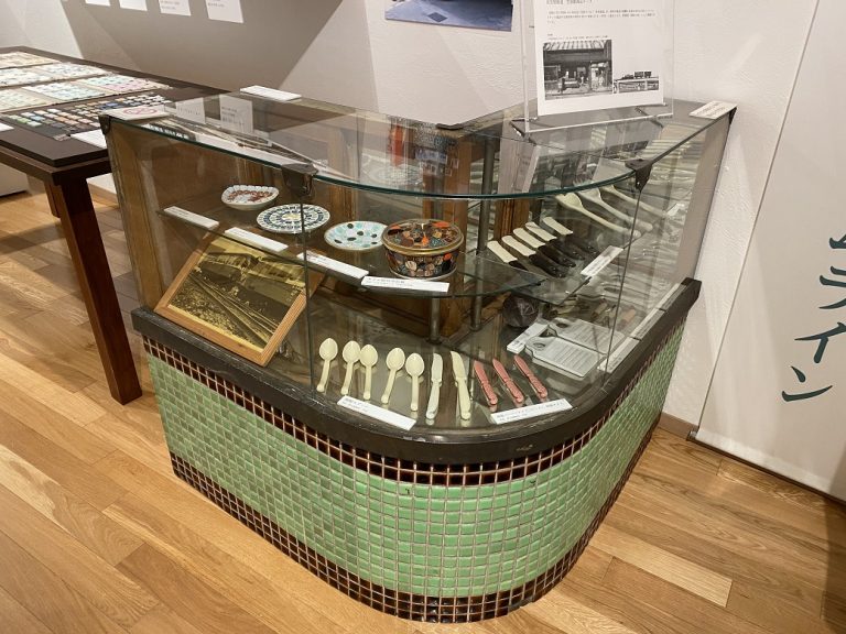 旧笠原鉄道売店ショーケース。昭和25年頃から使われていました。