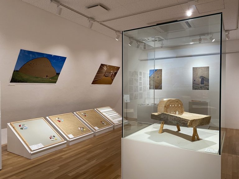 『藤森照信とモザイクタイルミュージアム』展示風景。左奥ではタイルが貼られた外壁の構造を工程順に紹介しています。