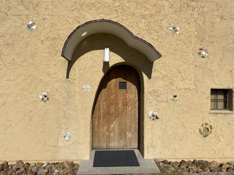 正面には、カラフルなタイルの欠片が埋め込まれている