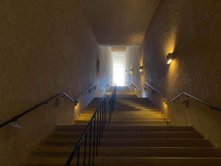 登り窯をイメージした4階へと続く大階段