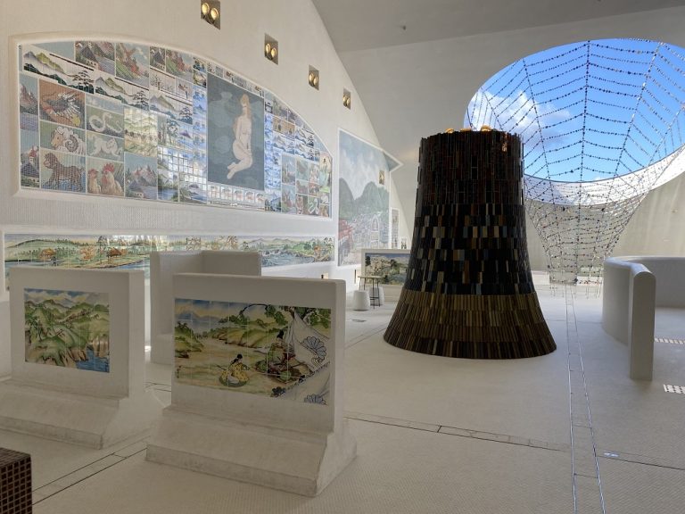 4階「展示室1」。地元の有志が集めて保存し、藤森照信がセレクトしたモザイクタイルの世界が広がります。