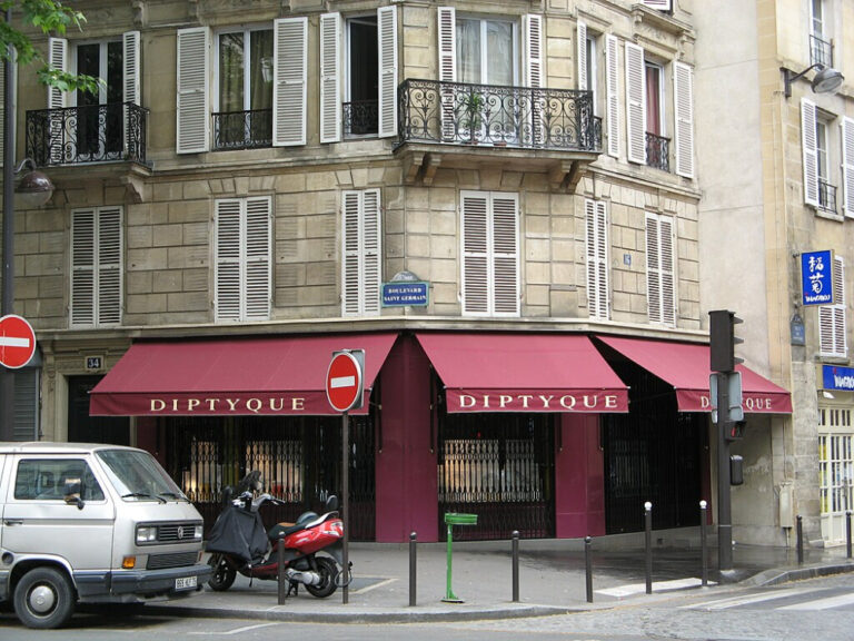 Paris 75005 Boulevard Saint-Germain no 034 Diptyque parfumeur 20080525Public domain, via Wikimedia Commons.