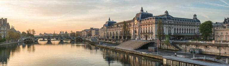 オルセー美術館とポン・ロワイヤル、北西からの眺め, Musee d'Orsay and Pont Royal, North-West view 140402 1, Public domain, via Wikimedia Commons.