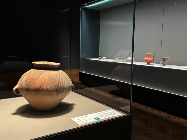 手前：《彩陶　鋸歯文双耳壺》（伝）甘粛省出土　中国・新石器時代・前2600〜前2300年　大澤清氏寄贈