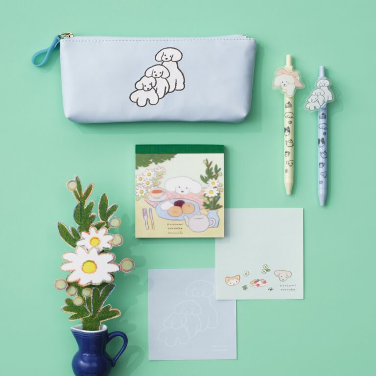 ペンケース ￥2,420、ボールペン(イエロー/ブルー) 各￥1,100、スクエアメモ ￥660