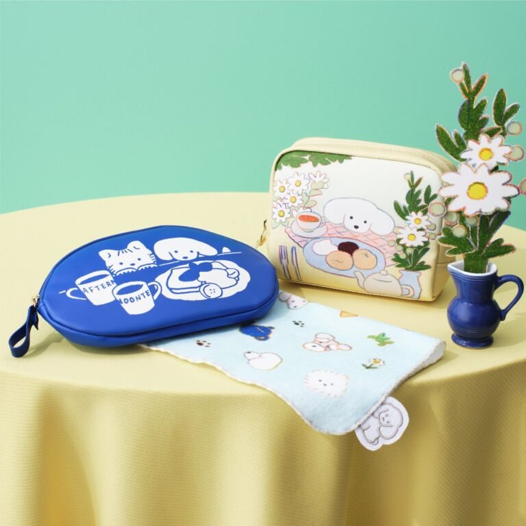 ダイカットポーチ ￥2,420、スクエアポーチ ￥2,640、ミニタオル ￥990