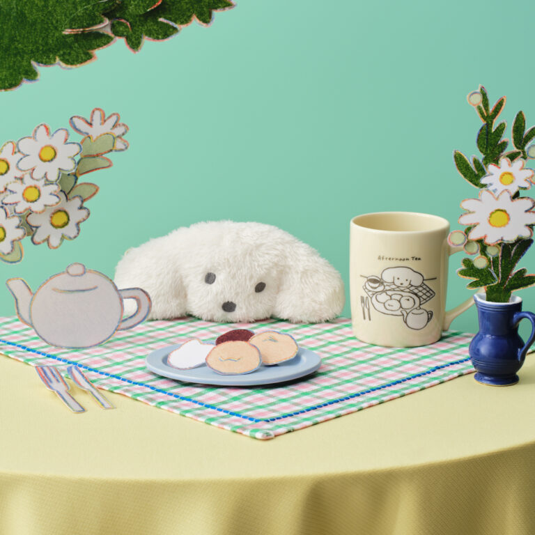 ぬいぐるみポーチ ¥3,080、マグカップ300ml(イエロー) ￥1,650