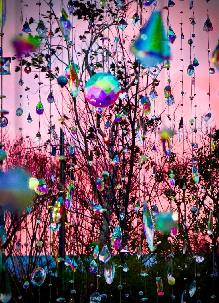 大阪万博】夜空に舞う1万5千の光の結晶：宮田裕章×蜷川実花「最大多様