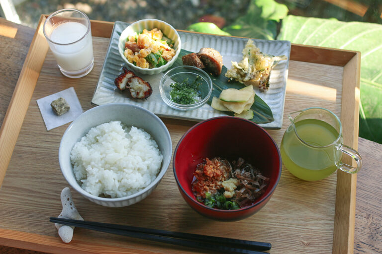 「旅する朝食」1400円（ドリンク付）。写真は奄美大島の朝食