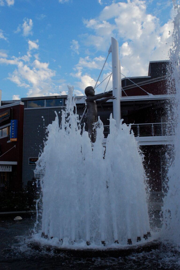 2 Father_and_son_fountain_0458