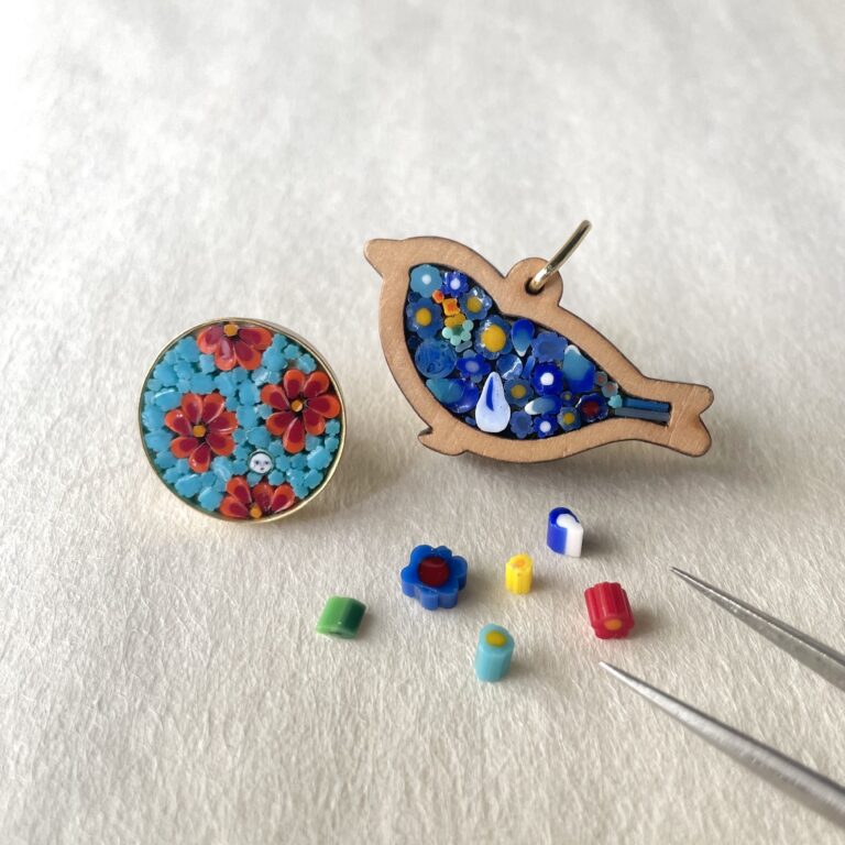 緻密なガラスのアクセサリー「ミクロモザイク」