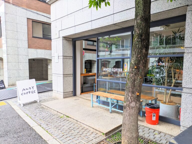 八幡通りに面するANDY COFFEE。お店の前のベンチも素敵です