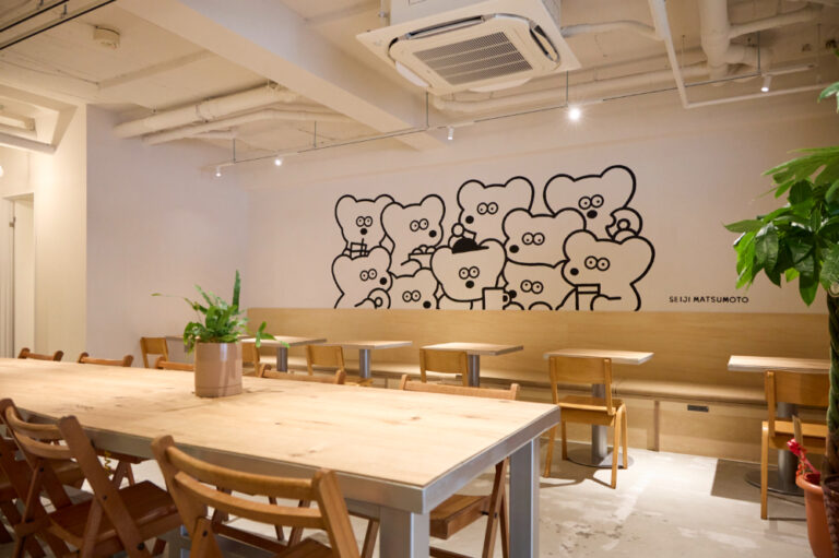 店の奥には、ANDYたちがカフェでくつろぐ様子を描いたウォールアートが