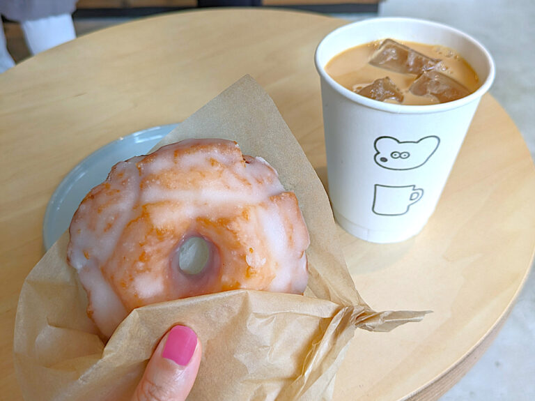 ハニードーナツ450円。ミルクティーやチャイなどコーヒー以外のドリンクも