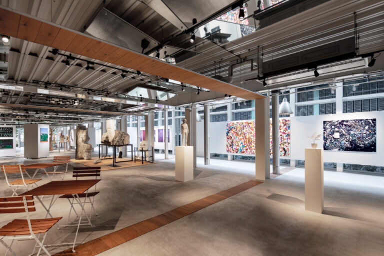 作品の展示・販売を通し、アーティストの支援を行っている