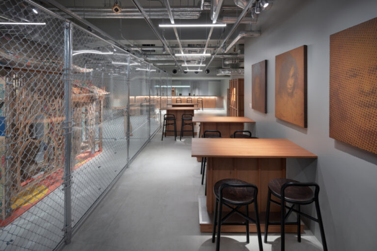 じっくりと作品を鑑賞できる店内。朝食やカフェタイムなど、宿泊者以外も気軽に楽しめる／Photo by Takumi Ota