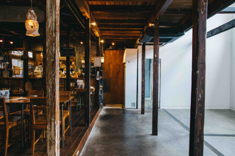 1階は左手がカフェ、右手がギャラリーとなっている