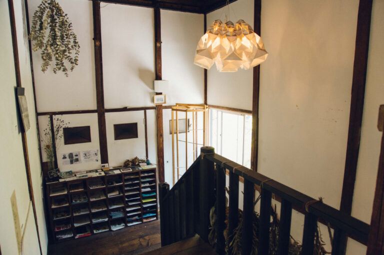 2階に続く階段の踊り場