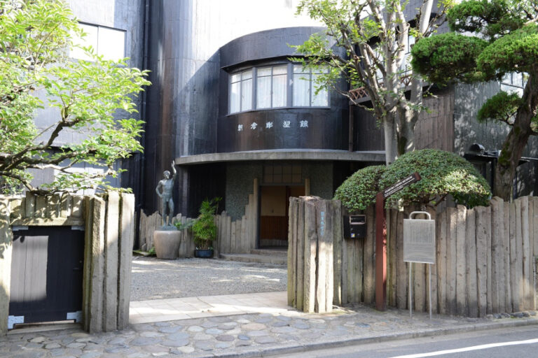 朝倉彫塑館は谷中の住宅街にひっそりと佇む