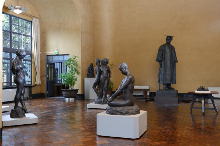 アトリエの床は寄木張り。壁は温かみのあるカラー