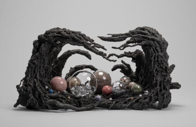 名和晃平 《Cells in the Grotto》2025、ミクストメディア、455 × 955 ×495 mm　撮影：表恒匡