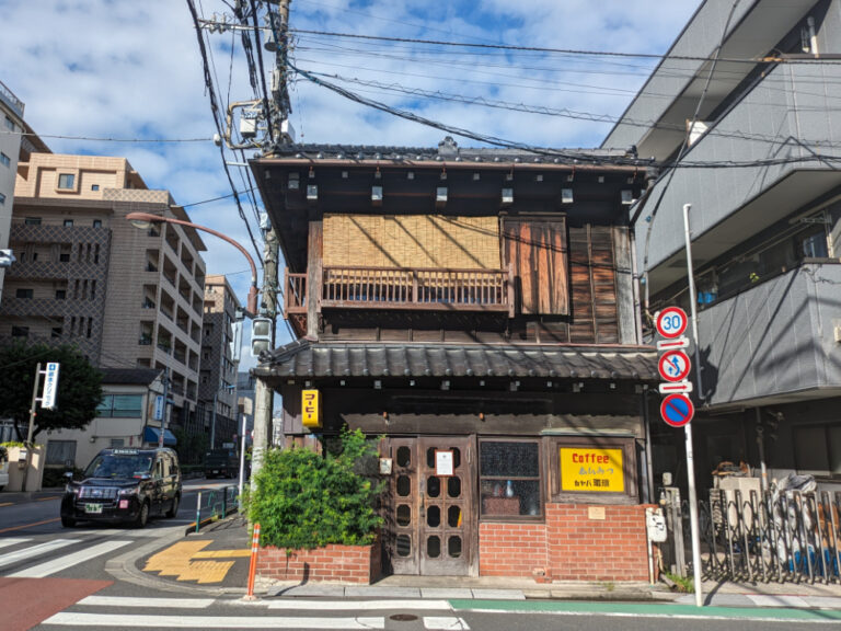 交差点に佇む木造の町家建築がひと際目を引く