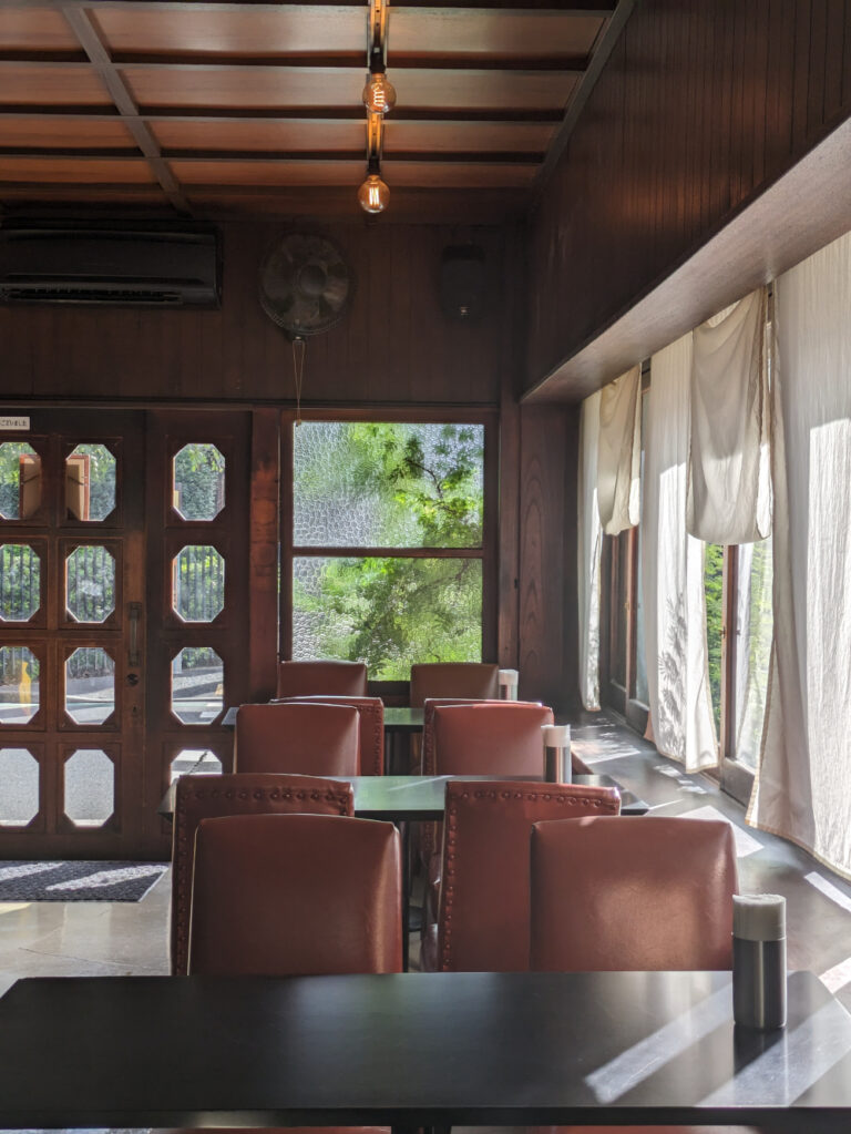 レトロ喫茶の雰囲気を楽しめる1階のテーブル席