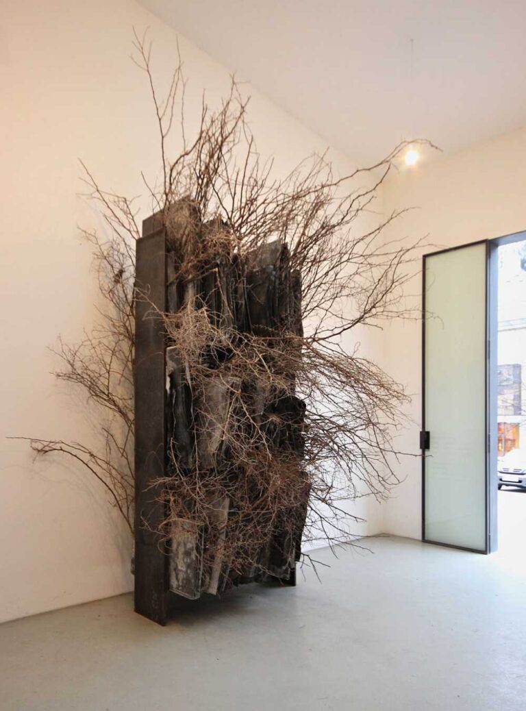 アンゼルム・キーファー『A.E.I.O.U.』モロッコのトゲブシの枝と鉛板から作られた60冊の本の棚。ザルツブルク、フルトヴェングラー公園、2013年