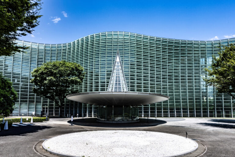 国立新美術館は2007年に黒川紀章氏が生前最後に設計した美術館建築 ©国立新美術館