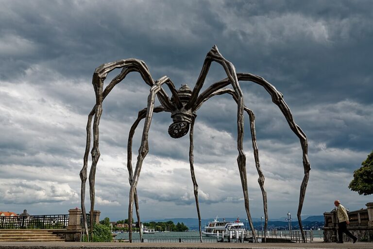 ルイーズ・ブルジョワ, Maman（ビュルクリ広場）