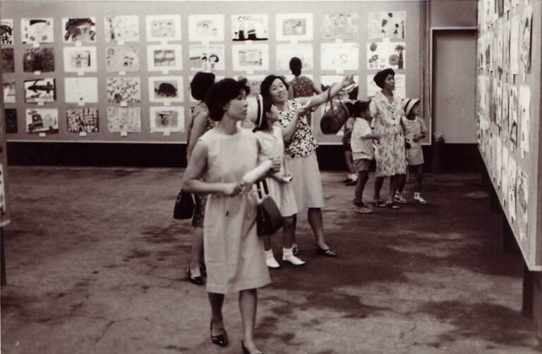 「横浜市こどもの美術展」の様子（1960年代）