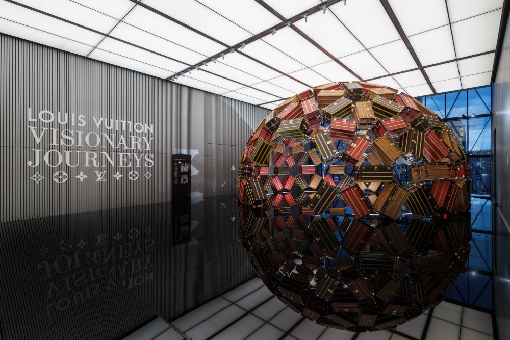ルイ・ヴィトン ビジョナリー・ジャーニー展 ノベルティ トート&リーフレット LOUIS VUITTON - ルイ・ヴィトン 「ビジョナリー・ジャーニー