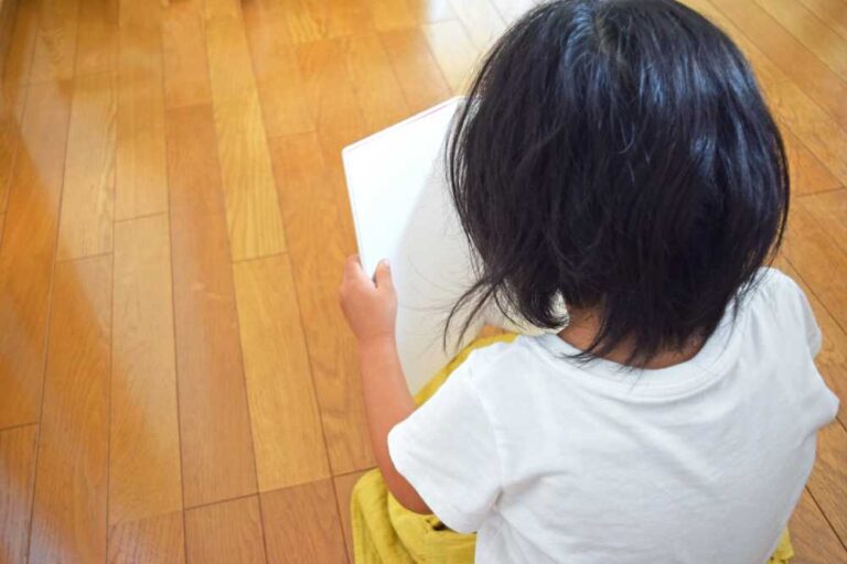 お気に入りの絵本を読んでいる様子