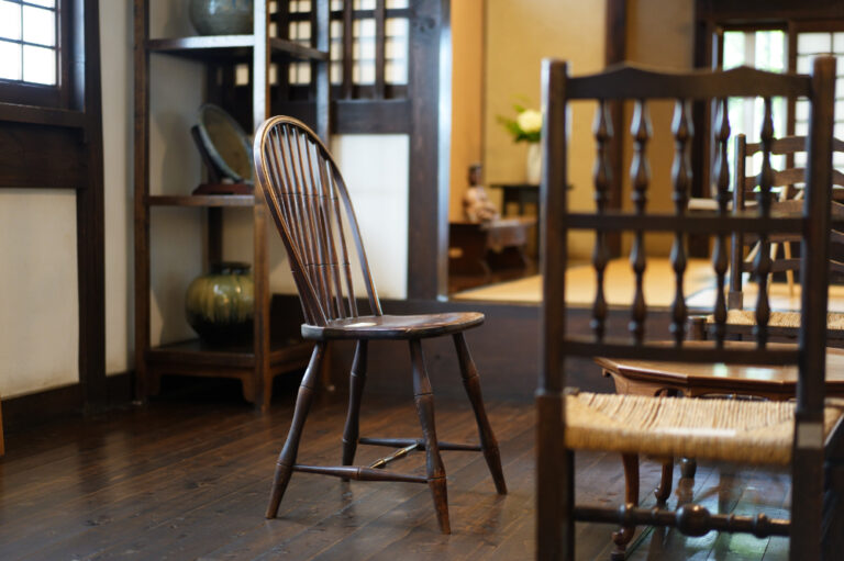 イギリスやアメリカなど世界各地から集められたイス