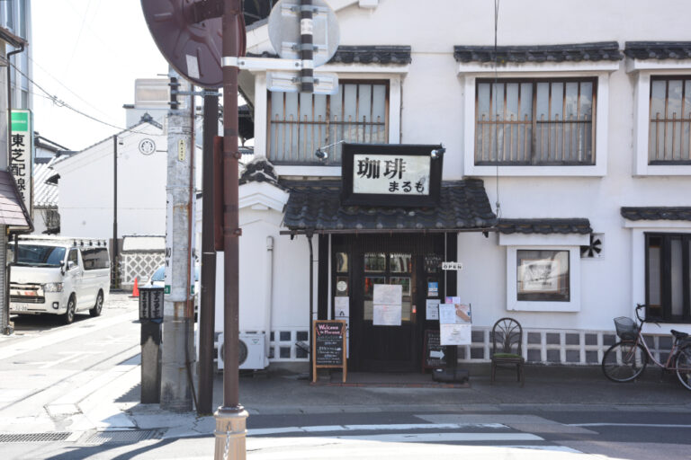 明治時代に作られた蔵造りの建物が目を引く