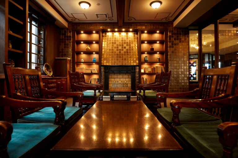 家具調度品が美しいロビーでくつろげる