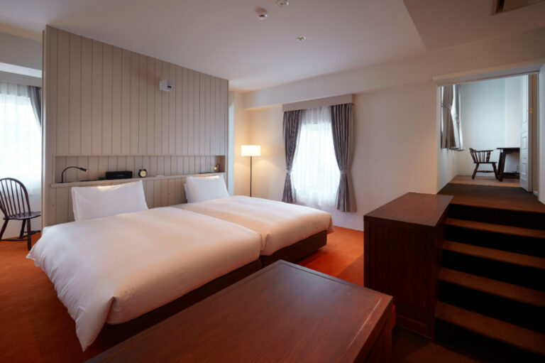 木の温もりを感じられる旧館のスイートルーム