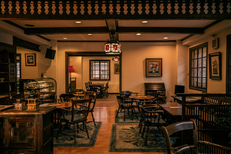 喫茶室 八十六温館。モーニングからディナーまで利用できる