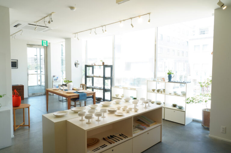 ガラス張りのギャルリ灰月。お店はビルの2階にある