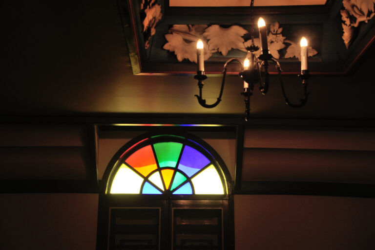 校舎の窓には、海外から輸入したガラスが使われている。1箇所だけ色ガラスがあるので探してみて！