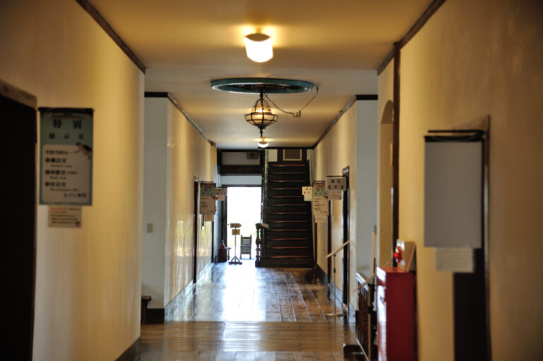 かつて教室などとして使われていた各部屋は展示室になっている