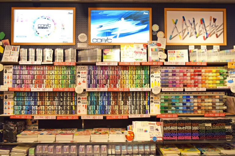 「コピック」のコーナー。種類と色数がこれほど充実しているのは、「コピック」直営店ならでは。 ※ポップに記載のセールのお知らせは、取材時点の情報です。（2025年7月10日）