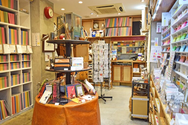 月光荘画材店 店内の様子