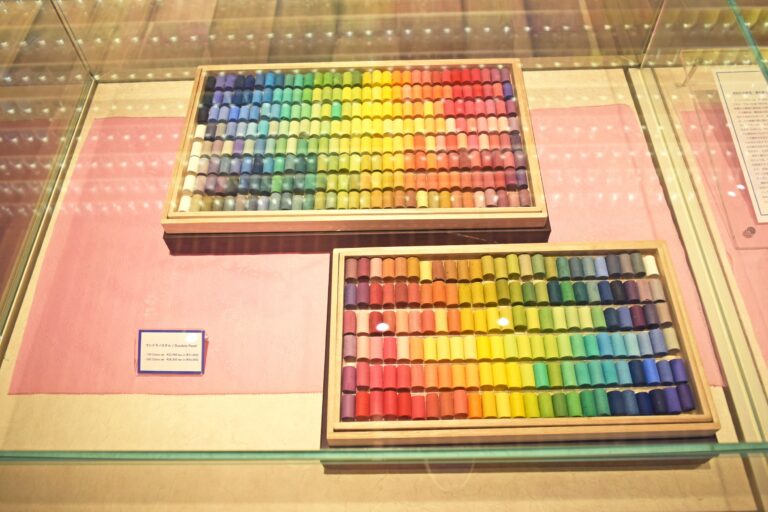 屋外でのスケッチにぴったりな「ゴンドラパステル」（上：150色セット、下：242色セット）