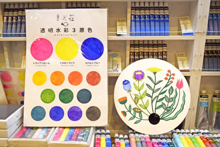 「透明水彩3原色セット」で描いた作品（右）と色見本（左）