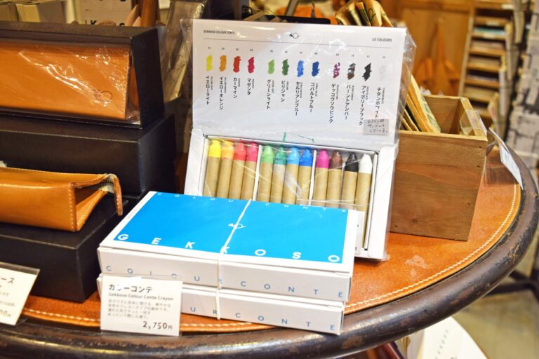 窓ガラスや鏡に絵を描ける「カラーコンテ」